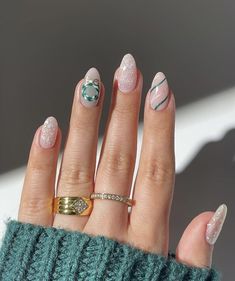 40  Festive Christmas Nails for a Very Merry Holiday Season - ♡ July Blossom ♡ Gold Gel Polish, Wavy Nails, Christmas Nails Art, Christmas Nail Inspo, Nailinspo Nailart, November Nails, Nails Now, Thanksgiving Nails