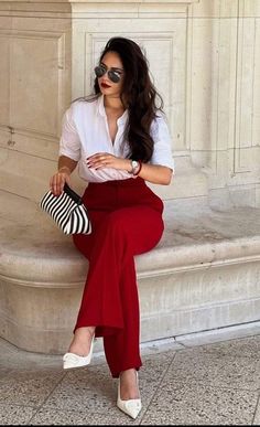 Professional Summer Work Outfits, Red Trousers Outfit, Red Pants Outfit, Stile Blair Waldorf, Rok Outfit, Red Trousers, Nashville Outfits, فستان سهرة