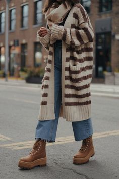 Embrace the cozy, retro vibes this fall with oversized vintage cardigans paired with high-waisted jeans and chunky platform boots. Add a modern twist with bow-adorned accessories and sculptural jewelry. Perfect for laid-back autumn strolls or coffee dates. Layer your look with style and warmth this season!  #FallFashion2024 #RetroLayers #CozyVibes #VintageStyle #ChunkyBoots Oversized Cardigan Outfit Plus Size, Oversized Chunky Cardigan Outfit, Fall Oversized Sweater Outfits, Rust Cardigan Outfit Fall, Oversized Fall Outfits, Chunky Brown Boots Outfit, Winter Coffee Date Outfit, Chunky Platform Boots Outfit, Plaid Cardigan Outfit