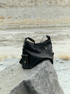 Fabriqué en cuir tanné végétal au charme intemporel, le Sac Besace Yore en taille Small gagnera en éclat au fil du temps. Grâce à un traitement particulier, le cuir présente des textures naturelles et irrégulières qui témoignent du passage du temps. Ce sac, conçu par Songmont, est pensé pour être un compagnon fidèle qui vous accompagne au quotidien.
Le Sac Besace Yore en taille Small est équipé de plusieurs poches extérieures pour garder vos essentiels à portée de main. Un porte-charms vous perm Charm Holder, Vegetable Tanned Leather, Guinea Bissau, Mozambique, New Bag, Fun Bags, Haiti, Myanmar, Hobo Bag