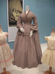 2012-08-25 KSMF - Red and plum zigzag striped cotton dress (American), circa 1860. Victorian Dress Pattern, Ancient Dress, Victorian Ladies