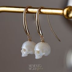 💀CUSTOM made to order Every single piece is hand-carved for the order. Please notice that every skull piece is unique and may have a slightly different shape  💀PEARLS:  Genuine White Freshwater Pearls  Ranging in size, from 10mm to 12mm.  💀Earrings Metal: 14k Yellow Gold  💀 𝕿𝖍𝖆𝖓𝖐 𝖞𝖔𝖚 𝖋𝖔𝖗 𝖘𝖍𝖔𝖕𝖕𝖎𝖓𝖌 𝖜𝖎𝖙𝖍 𝕸𝖊𝖒𝖊𝖓𝖙𝖔 𝕸𝖔𝖗𝖎 𝕻𝖊𝖆𝖗𝖑𝖘! Bone Colored Earrings With Ear Wire For Gift, Elegant Handmade Bone-colored Jewelry, Skeleton Jewelry, White Pearl Earring, Gothic Earrings, Skull Earrings, White Freshwater Pearl, Gothic Jewelry, High Quality Jewelry