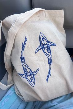 Embrodiered shark tote bag, Brown tote, trendy tote bag, beach bag, summer bag, summer tote bag Tote Bag Design Ideas, Bag Design Ideas, Sac Diy, Diy Tote, Bags Ideas