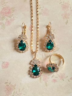 Bridgerton inspired jewellery set.  Featherington  - green stone with gold. Faux - light weight set Green Jewellery Set, Emerald Green Jewelry, Light Necklace, Bridgerton Inspired, Jewelry Emerald, Light Jewelry, Fancy Jewellery Designs, Gold Bridal Earrings, Belly Jewelry