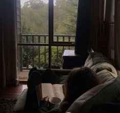 Motivation School, Cozy Aesthetic, Reading A Book, Dark Academia Aesthetic, Academia Aesthetic, Autumn Aesthetic, Book Aesthetic, Dark Academia, Dark Aesthetic