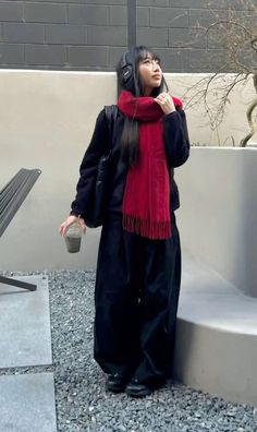 Scarf With Hoodie Outfit, Fall Japanese Fashion, Chinese Fall Fashion, Red Fall Outfits Women, Edgy Autumn Outfits, Asian Fall Outfits, Japanese Fall Outfits, Winter Outfits Asian, Outfits In Japan