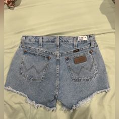 Brand New Wrangler High Waist Shorts Size 29 Medium Wash Denim Bottoms For Rodeo, Casual Light Wash Bottoms For Rodeo, Casual Medium Wash Bottoms For Rodeo, Casual Dark Wash Bottoms For Rodeo, Western Style Mid-rise Denim Bottoms, Blue Mid-rise Bottoms For Rodeo, Medium Wash Mid-rise Western Bottoms, Western Style Medium Wash Mid-rise Bottoms, Casual Bottoms With Pockets For Rodeo