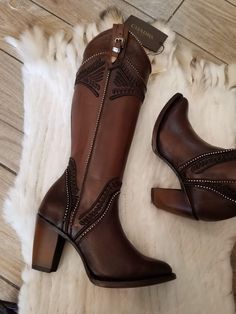 Ranch Attire Women, Cowboy Boots With Heels, Cream Colored Cowboy Boots Outfit, Cowgirl Boots Heels, Luchesse Boots Womens Outfit, Cuadra Boots Women, Fall Cowgirl Boots Outfit, High Heel Cowgirl Boots