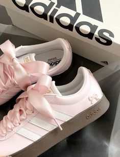 Adidas Shoes Pink Shoes Adidas, Coquette Adidas, Adidas Pink Shoes, Pretty Sneakers, Stile Hijab, Trendy Shoes Sneakers, Preppy Shoes, Pretty Shoes Sneakers