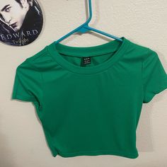 Green Short Sleeve Crop Top - A Little Shorter Than A Regular Crop Top Bought But Never Worn Cheap Cropped Tops From Forever 21, Basic Green Crop Top, Dark Green Top Outfit, Preppy Tank Tops, Green Top Outfit, Dark Green Top, Green Crop Top, Short Sleeve Crop Top, Short Sleeve Cropped Top