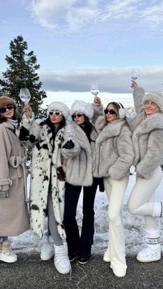 Swiss Alps Apres Ski, Apres Outfits For Women, Ski Cabin Outfits, Canada November Outfits, Winter Apres Ski Outfits, Elegant Snow Outfit, Queenstown Outfits Winter, Winter Mom Aesthetic, Ski Night Outfit