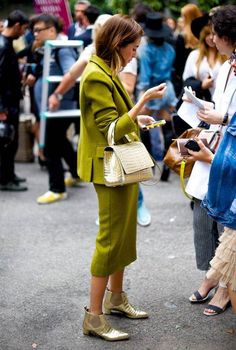 Oversized Blazer Street Style, Work Outfits Frauen, Blazer Street Style, Gala Gonzalez, Chique Outfits, Gold Shoes, Casual Work Outfits, Fashion Week Street Style