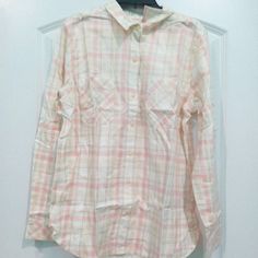 Levi's Short Sleeve Classic 2 Pocket Boyfriend Fit Plaid Shirt M New With Tags Pink Cotton Button-up Tops, Pastel Long Sleeve Cotton Tops, Casual Pink Button-up Shirt, Pink Button-up Tops For Daywear, Casual Pink Shirt, Levi's Shirt For Spring, Casual Pink Blouse, Levi's Casual Collared Tops, Casual Pastel Relaxed Fit Tops