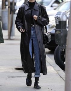 90s Celebrity Fashion, Trench Coat Street Style, South African Celebrities, Celebrity Style Men, Celebrity Fashion Fails, Celebrity Style Dresses, Celebrity Fashion Outfits, Mode Editorials, Models Style