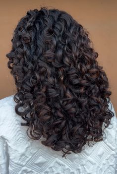 Black Hair Highlights Curly, Brunette Brown Highlights, Black Hair With Brown Highlights Dark, Black Curly Hair Dye Ideas, Dark Curly Hair With Lowlights, Low Light Curly Hair Dark Brown, Black Curly Hair Lowlights, Black Curly Hair With Brown Highlights