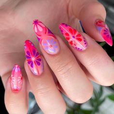 Enthusiastic bright pink flower bush! Bettycora nails rainforest style almond nails express the energetic attitude! Have it caught your eyes? Intersted and click here! Nail Design Glitter, Colorful Nails, Her Nails, Manicure Y Pedicure, Fire Nails, Funky Nails, Pretty Acrylic Nails, Floral Nails, Dope Nails