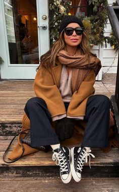 Julie Sarinana Style, Wyoming Winter, Sincerely Jules Style, Winter Travel Outfit, Winter Outfit Ideas, Stylish Winter Outfits, Winter Inspo, Sincerely Jules, Fashion Autumn