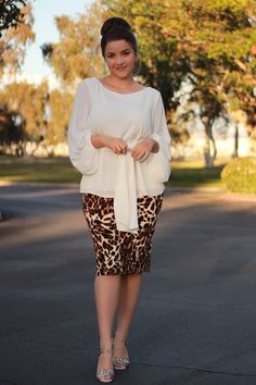 Our Isla tops are gorgeous! Pink and white available! S-L Outfit Plus Size, Fashion Now, Top And Skirt, Modest Dresses, Curvy Fashion, Modest Outfits, Primavera Estate, Latest Fashion For Women, Skirt Outfits