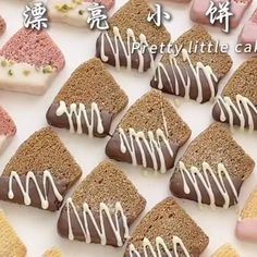 there are many different types of cookies on the table with words written in english and chinese