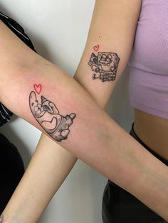 Tatuaggio best friend 
Spongebob e Patrick Spongebob Sibling Tattoo, Matching Video Game Tattoos, Tattoo Dla Par, Matching Tattoos For Stoners, Brother And Sister Tattoo Ideas Unique, Funny Friendship Tattoos, Soulmate Tattoos, Silly Matching Tattoos, Manu Tattoo