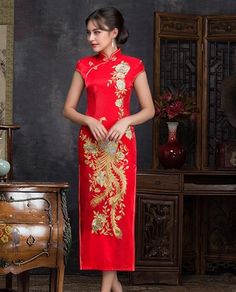 Vous cherchez une robe traditionnelle chinoise pour votre grand jour ? Ce magnifique cheongsam/Qipao a une touche moderne et est parfait pour les mariées qui souhaitent ajouter une touche orientale à leur mariage. Il est conçu avec des manches courtes, des broderies de phénix et de fleurs, une fente latérale, un col mandarin, une fermeture éclair au sol dans le dos avec une doublure en dessous. C'est une tenue parfaite pour votre mariage traditionnel et votre cérémonie du thé

 Guide des tailles Elegant Short Sleeve Ao Dai For Festive Occasions, Fitted Short Sleeve Dresses For Traditional Ceremonies, Red Long Cheongsam For Wedding, Long Red Cheongsam For Wedding, Embroidered Long Cheongsam For Wedding, Elegant Cheongsam For Traditional Ceremonies, Long Embroidered Cheongsam For Wedding, Traditional Short Sleeve Wedding Dress, Wedding Cheongsam With Stand Collar And Embroidery