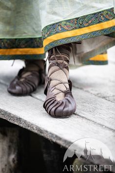 Viking's Leather Sandals “Ingrid”. Available in: brown leather, black leather :: by medieval store ArmStreet Sukienki Maksi, Medieval Shoes, Viking Shoes, Womens Red Shoes, Ren Fest, Womens Shoes High Heels, Leather Projects, Leather Shoes Woman, Vans Sneakers