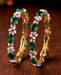 Emerald Bangles Indian, Navratna Bangles, Telugu Jewellery, Kundan Design, Indian Ornaments, Emerald Bangles, Feather Earrings Diy, Bangles Diamond, Gold Jewelry Prom