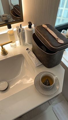 Louis Vuitton, Luxury morning, Hermes, good morning, lifestyle Future Lifestyle, Rich Life, Dream Lifestyle, Luxury Life, Toiletry Bag, Luxury Lifestyle, Girly Things, Dream Life, Aesthetic Pictures