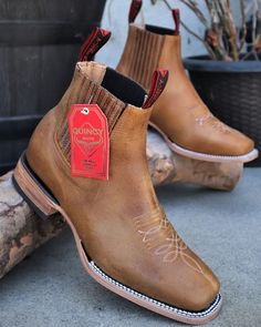 Botines Charros para Hombre de Cuero Vacuno Grasso de Primera Calidad



Confeccionados a mano por Maestros Artesanos



Fina Piel de Cuero Vacuno Nobuck de Calidad Premium

Color: Miel Acabado Grasso

Horma: Punta Cuadrada

Suela de Vaqueta

Ancho: EE

Tacon de 1.5" pulgadas de alto

Marca: Quincy Boots

Made in Mexico



PARA VENTA EXCLUSIVA EN LOS USA


Modelo: Q82BP5451 Men’s Cowboy Boots, Country Boots Outfit, Best Cowboy Boots, Roper Cowboy Boots, Cowboy Shoes, Wear Perfume, Cowboy Outfits, Men’s Boots, Mens Boots Fashion