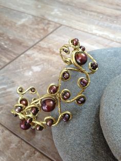 This handmade unique bracelet is made of dark red stone beads and gold brass wire. Size of bracelet is adjustable. Great romantic bracelet. Width: approx. 1 Inch Unique Gold Wire Wrapped Beaded Bracelets, Diy Jewlery, Red Pearl, Red Beads, Jewelry Beaded, Handmade Wire Jewelry, Unique Bracelets, Bracelets Handmade Beaded, Gold Brass