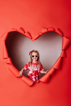 Valentines Day Decorations Photoshoot, Valentine Minis Outdoor, Valentine Aesthetic Photography, Valentine Theme Photoshoot, Valentines Day Portraits, Valentine’s Day Portraits, Valentines Day Mini Session Ideas Indoor