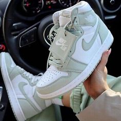 Wallpaper Nike, Pretty Sneakers, Trendy Shoes Sneakers, Nike Fashion Shoes, Dr Shoes, Nike Shoes Girls, Jordan Shoes Girls, Preppy Shoes, Pretty Shoes Sneakers