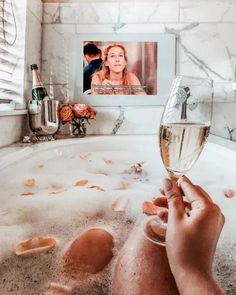 Drømme Bad, Stile Kylie Jenner, Bath Aesthetic, Dream Bath, A Glass Of Wine, Relaxing Bath, Glass Of Wine, Sarah Jessica Parker, Carrie Bradshaw