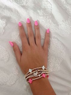 Preppy Gold Jewelry, Preppy Instagram, Sparkle Nail Designs, Preppy Accessories, Jewelry Stack, Preppy Bracelets, Plain Nails, Bracelet Stacks, Preppy Jewelry