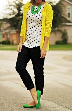 Comfy Work Outfit, Quoi Porter, Yellow Cardigan, Black And White Blouse, Teacher Outfits, Work Attire