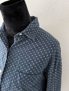 Vintage Docker's women's button down shirt, classic 90s style. 100% cotton, size medium, fits like a modern medium. Super cute daisy floral pattern. Color is a grayish navy blue. Amazing vintage condition, only minor signs of wear from age, otherwise not major flaws to note. Super soft, comfy and perfect for the upcoming spring season.  Measurements: Length: 29" pit to pit: 23" 90s Shirts, Women's Button Down Shirt, Daisy Pattern, 90s Style, Shirt Button, Spring Season, Button Up Shirt, Favorite Things Gift, 90s Fashion