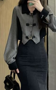 Styling Dress Shirt Women, Outfit For Party, Insurance Car, Looks Rihanna, Best Winter Outfits, Insurance Coverage, Simple Outfit, Fashion Mistakes, Midi Skirts