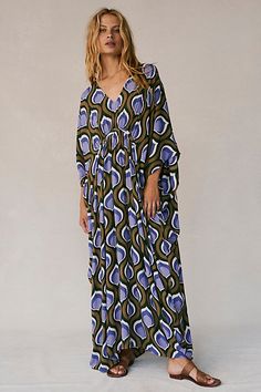 Chic Dinner Outfit, Kaftan Style Dresses, Maxi Kaftan, African Wear Dresses, Kaftan Style, Dinner Outfits, Retro Print, African Wear, Kaftan Dress