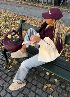 burgundy accessories Cute November Outfits, Copenhagen Aesthetic Outfits, Maroon Hat Outfit, Pumpkin Spice Aesthetic, Nyc Poses, Spice Aesthetic, Oversized Knit Sweaters, Burgundy Accessories, Maroon Hat