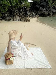 Hijabi Beach Pictures, Beach Hijab Outfit Ideas, Hijabi Beach, Hijab Beach Outfit, Hijabi Beach Outfit, Muslim Outfit Ideas, Beach Hijab, Hijab Beach, Beach Holiday Outfits