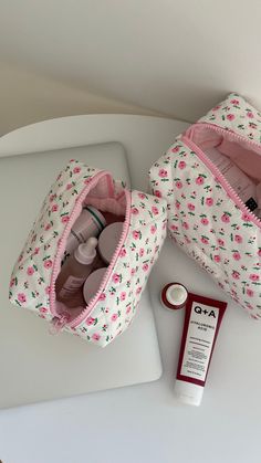 💌 This quilted cosmetic bag is ideal for daily and keeps your makeup organized. It's just the right size to fit all your beauty essentials, including creams, lipsticks, brushes, eyeliner and more. This floral makeup bag is stylish and practical for use at home, school or on the travel. 🧼 This makeup bag is not only stylish, but also practical. It is designed to be suitable for low-temperature hand washing, ensuring that your bag stays clean. The bag features a zipper to keep your belongings se Pink Floral Makeup, Makeup Bag Aesthetic, Cosmetic Bags Diy, Quilted Cosmetic Bag, Cute Makeup Bag, Floral Makeup Bag, Floral Makeup, Cute Makeup Bags, Chic Quilts