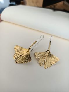 Solid Bronze Ginkgo Leaf Earrings with articulated fish hook or rigid hook, medium size. Jewels for everyday, bohemian and elegant for ginkgo lovers ♥ CHECK OUR PROFILE IF WE HAVE ANY OFFER OR CODE AVAILABLE! https://www.etsy.com/es/shop/AtelierBcnJoiaShop ► We know that this year the world is a little crazy. The online sales have made the normal shipping services collapse, so from the team of Atelier BCN Joia we wanted to make the effort and propose that buying 2 pieces we make you a FREE and e Ginkgo Design, Botanical Inspiration, Articulated Fish, Gold Leaf Earrings, Bronze Earrings, Ginkgo Biloba, Ginkgo Leaf, Shipping Services, Amethyst Purple