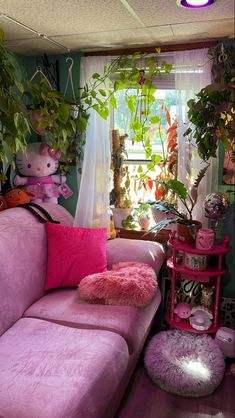 pink living room plants cute Indie Living Room Ideas, Pink And Green Room, Cute Aesthetic Rooms, Studio Aesthetic, Suite Ideas, Bedroom Vibes, Future Apartment Decor, Anime Room