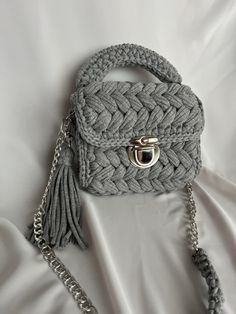 ✋ This bag is a handmade item.  🧶 T-shirt Yarn 📏 💭 Feel free to contact me.  🚚 We ship your orders within 1-3 days with Express shipping. Marshmallow Bag, Hand Knit Bag, Knit Bags, Grey Shoulder Bag, Gray Handbags, T Shirt Yarn, Knitted Bags, Purses And Handbags, Hand Knitting