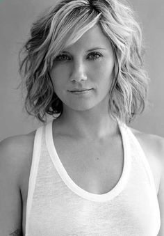 Short-ish curly/wavy cut Wavy Bob Haircuts, Wavy Hairstyles Medium, Summer Haircuts, Wavy Bob Hairstyles, Chin Length Hair, Chili Bowl, Wavy Hairstyles, Short Wavy