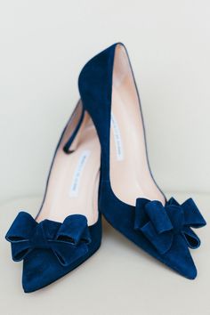 MontanaRosePainter Shoes With Bows, Navy Wedding Shoes, Hak Tinggi, Mode Tips, Blue Wedding Shoes, Manolo Blahnik Heels, Gorgeous Shoes, Fabulous Shoes, Pretty Shoes