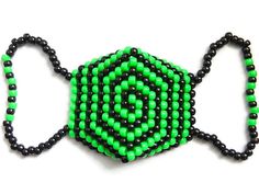 Die Kandi Maske besteht aus neongrünen und schwarzen Kandi Perlen in einem Spiralmuster. Die Riemen sind mit Stretch-Schnur gemacht und sind 40 Perlen lang. Falls eine bestimmte Abmessung benötigt wird, schreibt mir bitte! Mehr Chirurgische Kandi Masken: http://www.etsy.com/shop/Allysin?section_id=5622824 Sieh dir auch meinen anderen Shop an: Einzigartiger Edelsteinschmuck http://jewelbidde.etsy.com Kandi Mask, Beauty And Personal Care, Face Mask, Neon, Mask, Beauty