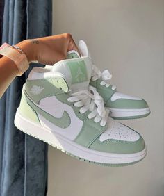 Kasut Nike, Sepatu Air Jordan, Wallpaper Nike, Nike Shoes Girls, Nike Fashion Shoes, Preppy Shoes, Jordan Shoes Girls, Jordan Shoes Retro, All Nike Shoes