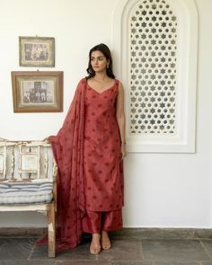 Long Kurta Designs, Kurta Set With Dupatta, Indian Kurti Designs, Stylish Kurtis Design, Red Kurta, Trendy Outfits Indian, Fest Outfits, Simple Kurta Designs, Simple Kurti Designs