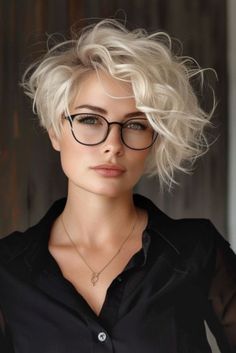 Short Wavy Haircuts, Wavy Haircuts, Short Curly Haircuts, Trendy Short Haircuts, Short Wavy Hair, Short Wavy, Short Hair Color